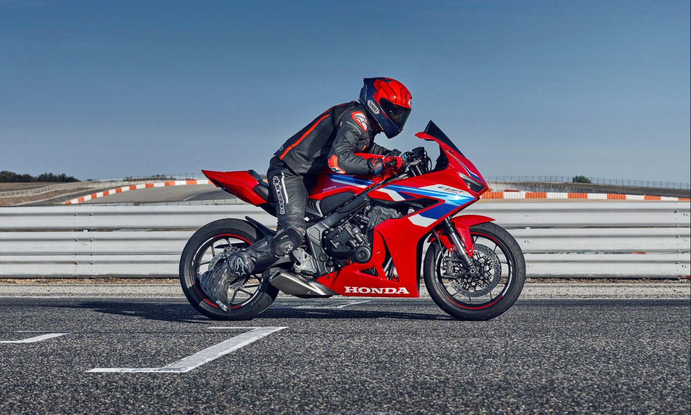2025 Honda CBR650R भारत में ₹12.20 लाख में लॉन्च, Grand Prix Red कलर, 649cc इंजन, LED हेडलाइट्स और स्पोर्ट्स डिज़ाइन के साथ