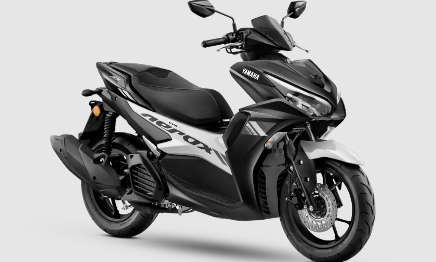 Yamaha Aerox 155 2025 का स्पोर्टी फ्रंट लुक